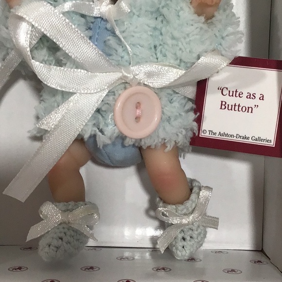 NIB Aston-Drake Galleries “Cute as a Button” Miniature 5” Doll, Collectible - Picture 3 of 8